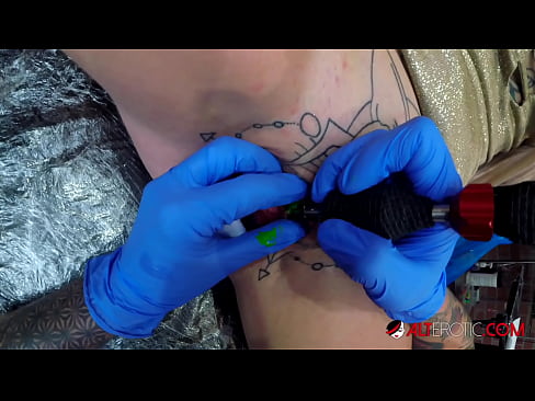 ❤️ Uiters getatoeëerde hottie Sully Savage het 'n tatoeëermerk op haar klitoris gekry ️❌ Net pornografie op af.sexygirlspics.ru ﹏